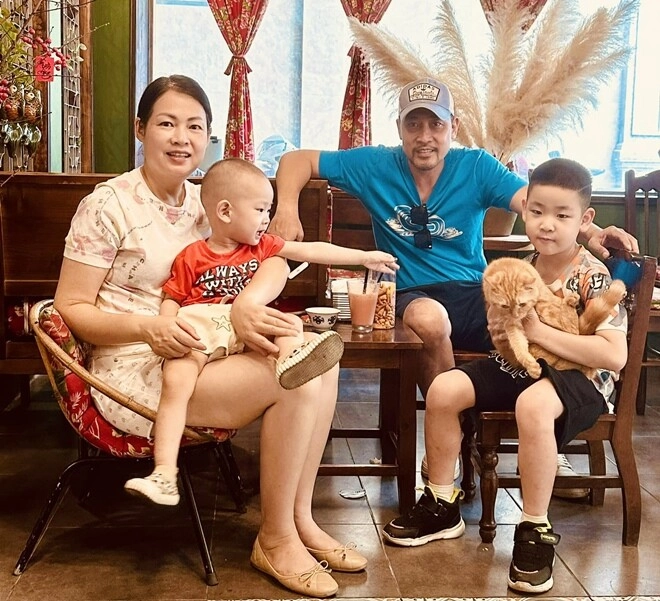 Nam dv gây sốt với cảnh tắm bùn cùng gái xinh đời thực là trung tá công an có vợ ngân hàng 51 tuổi làm bố bỉm 4 con - 4