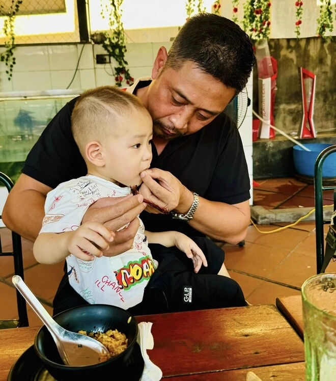 Nam dv gây sốt với cảnh tắm bùn cùng gái xinh đời thực là trung tá công an có vợ ngân hàng 51 tuổi làm bố bỉm 4 con - 5