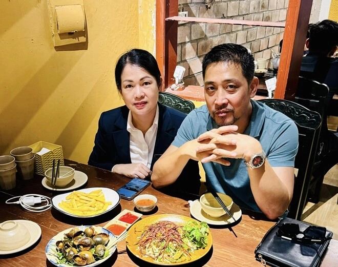 Nam dv gây sốt với cảnh tắm bùn cùng gái xinh đời thực là trung tá công an có vợ ngân hàng 51 tuổi làm bố bỉm 4 con - 9