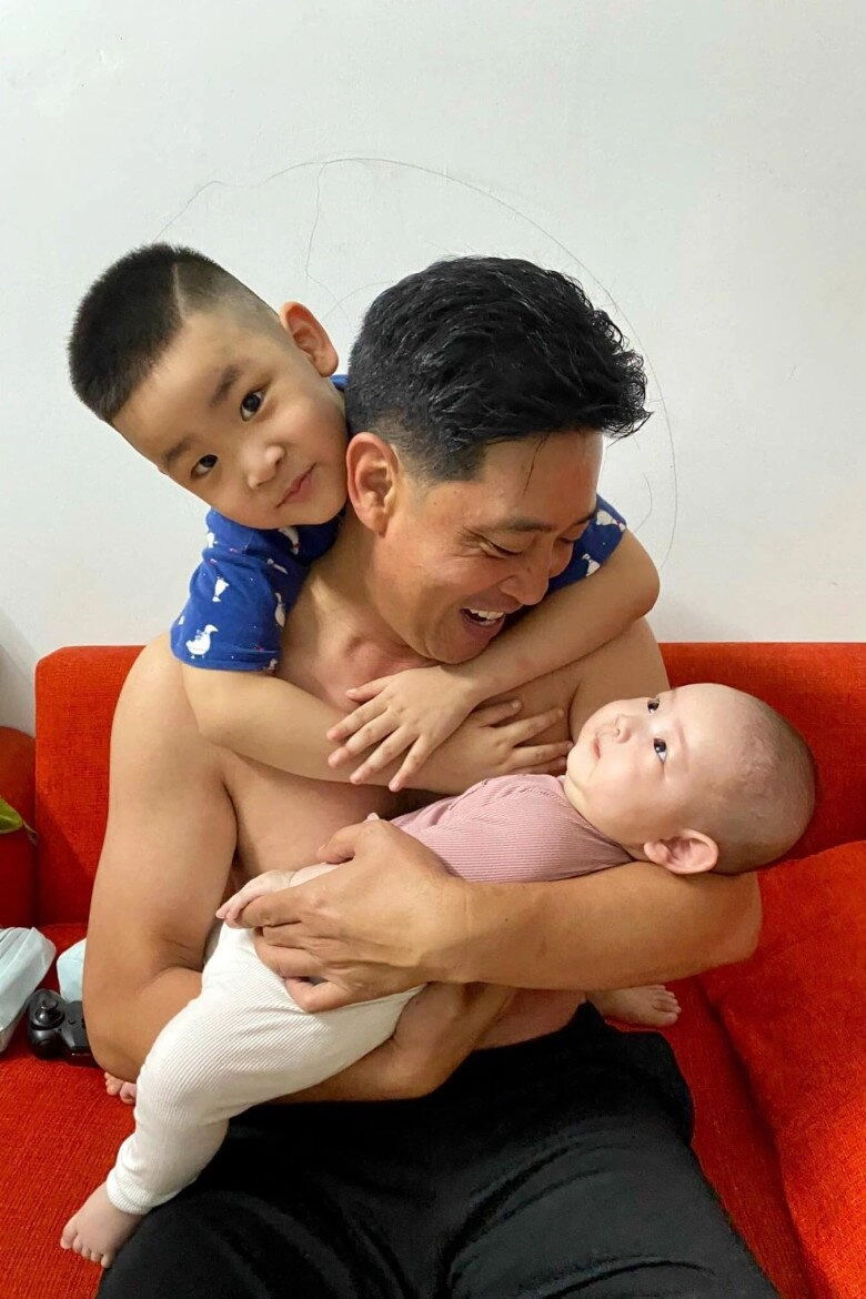 Nam dv gây sốt với cảnh tắm bùn cùng gái xinh đời thực là trung tá công an có vợ ngân hàng 51 tuổi làm bố bỉm 4 con - 10