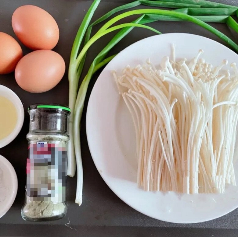 Nấm kim châm đâu chỉ để nhúng lẩu hay nấu canh làm kiểu này được món ăn sáng vừa ngon lại bổ canxi tăng nhiều lần - 1