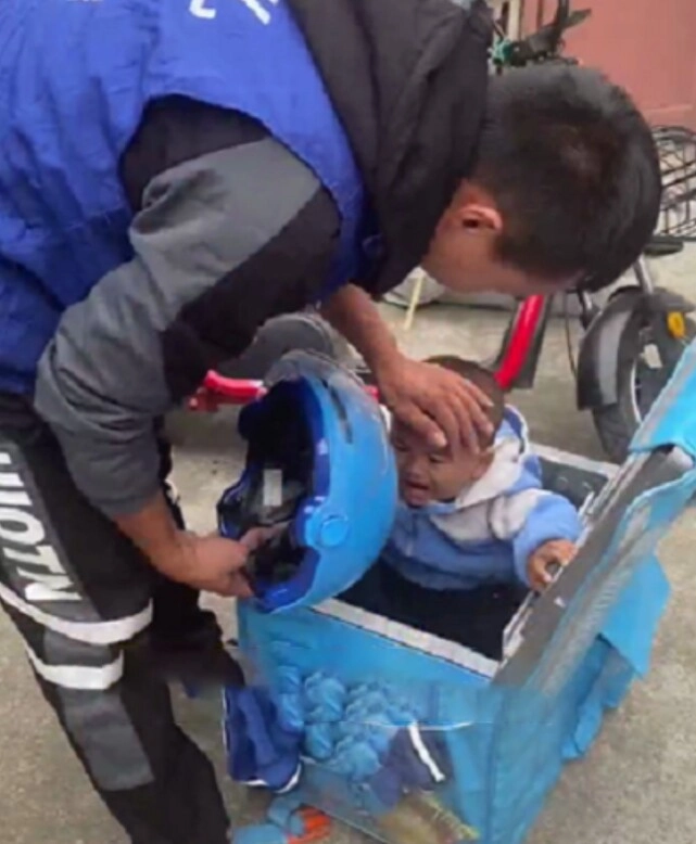 Nam shipper làm bố đơn thân bỏ con trai 3 tuổi vào thùng đi giao hàng ai nhìn cũng xót xa - 1