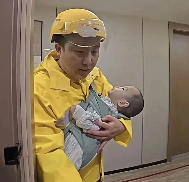 Nam shipper làm bố đơn thân bỏ con trai 3 tuổi vào thùng đi giao hàng ai nhìn cũng xót xa - 3