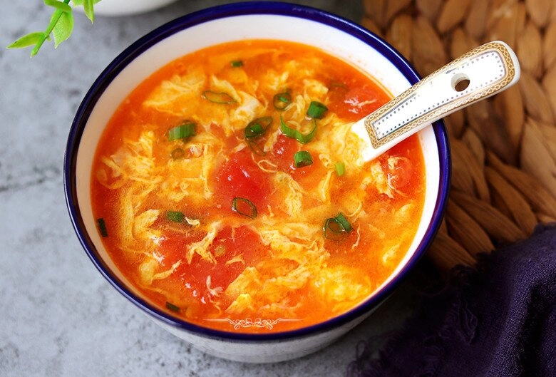 Nấu canh trứng cà chua người đòi cho nước lọc người nấu nước máy đầu bếp mách làm thế này canh ngon nổi vân đẹp - 3