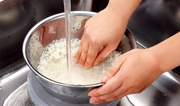 Nấu cơm đừng chỉ cho mỗi nước nhớ thêm 2 thứ này không cần nồi xịn cơm vẫn dẻo thơm khó tin - 1