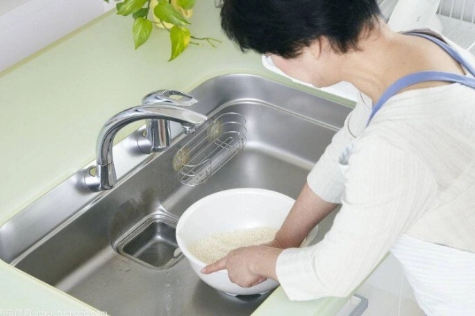 Nấu cơm người cho thêm giấm người thêm dầu ăn đầu bếp mách cách nấu đơn giản mà hạt cơm căng bóng dẻo thơm ít ai biết - 2