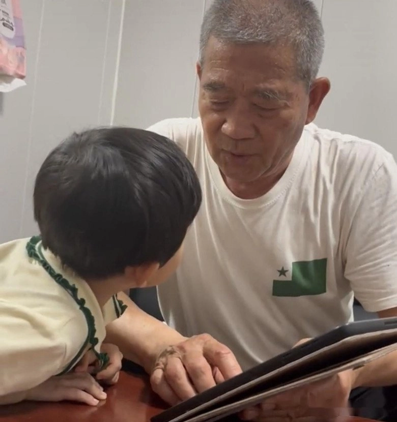 Ngày của cha ngọt ngào cảnh ông bố 73 tuổi chăm con gái 4 tuổi bị nhiều người nhầm là ông nội của con - 3