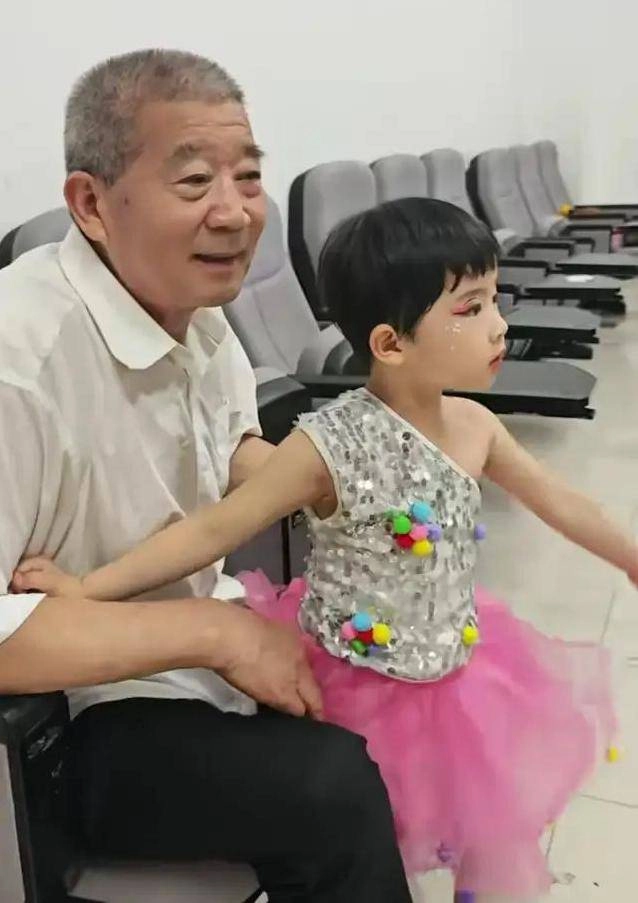 Ngày của cha ngọt ngào cảnh ông bố 73 tuổi chăm con gái 4 tuổi bị nhiều người nhầm là ông nội của con - 6