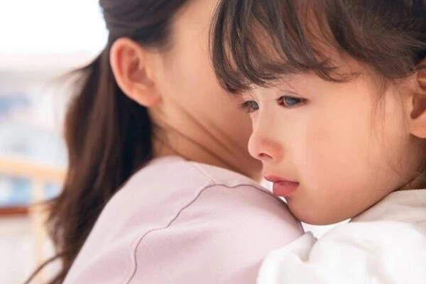 Ngày nào đi học về con gái cũng ra sau hè rất lâu tôi lén đi theo thì thất kinh khi nghe câu đứa trẻ đang lẩm bẩm - 2