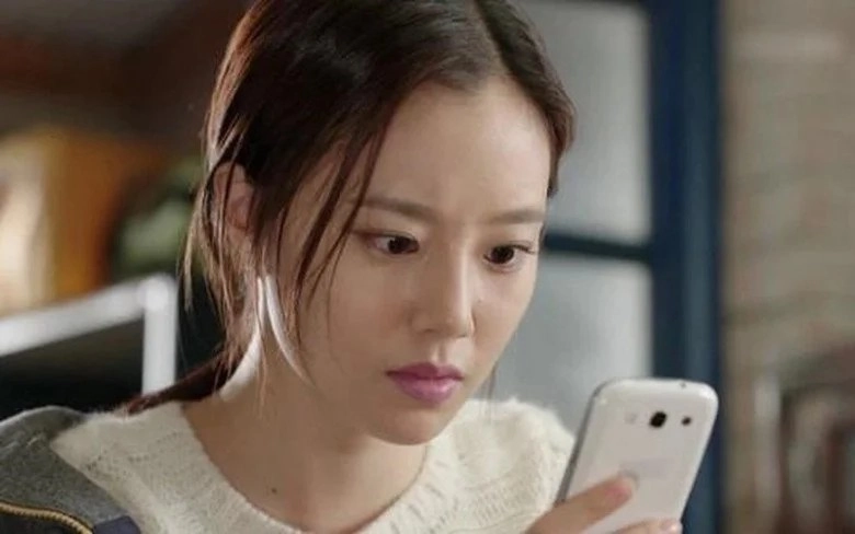 Nghỉ hè gửi con gái về quê lúc gọi hỏi thăm tôi điếng người khi thấy thứ đồ bố chồng cho cháu - 2