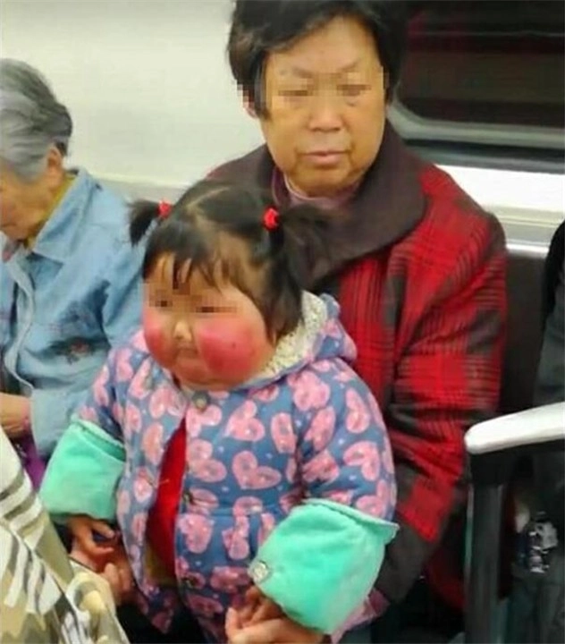 Nghỉ hè gửi con về quê nhờ bà chăm 1 tháng sau về đón con mẹ tá hoả không nhận ra con gái xinh ngày nào - 2