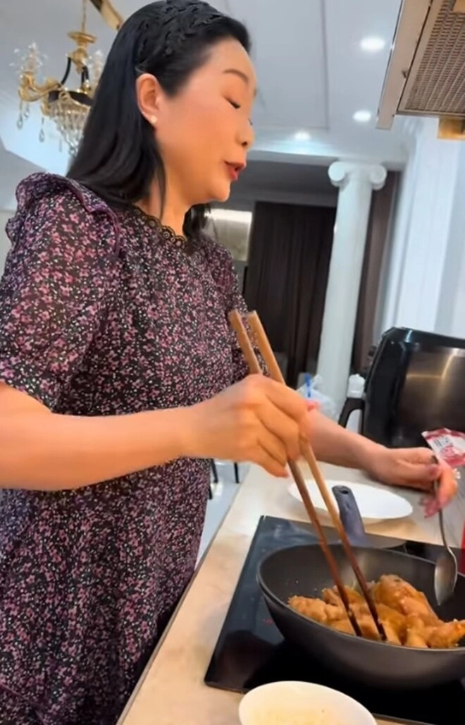 người đẹp không tuổi trịnh kim chi làm món hấp dẫn hao cơm vừa nấu vừa xuýt xoa vì quá thơm - 6