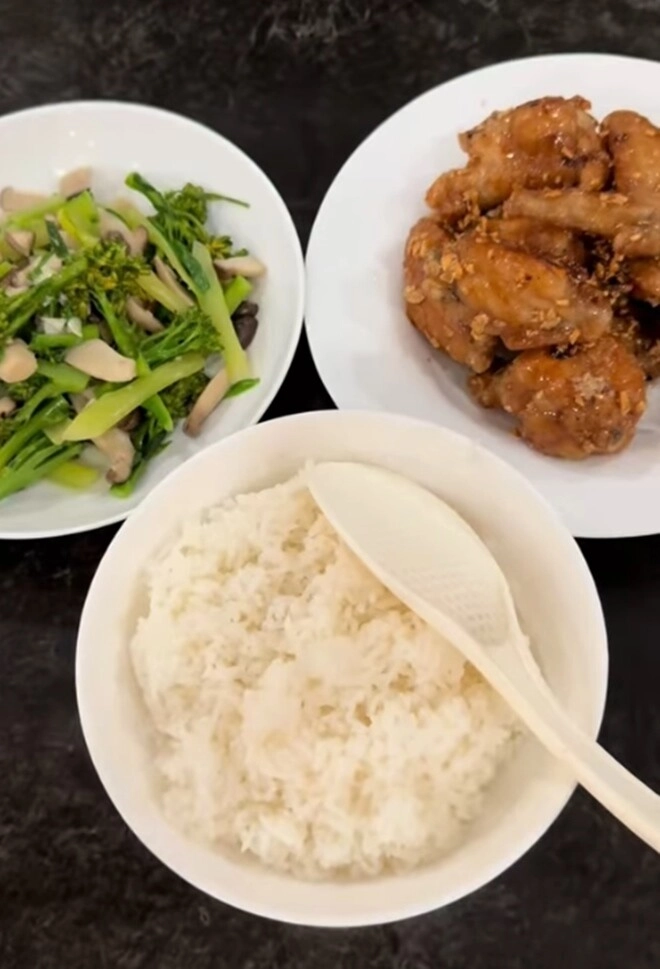 người đẹp không tuổi trịnh kim chi làm món hấp dẫn hao cơm vừa nấu vừa xuýt xoa vì quá thơm - 7