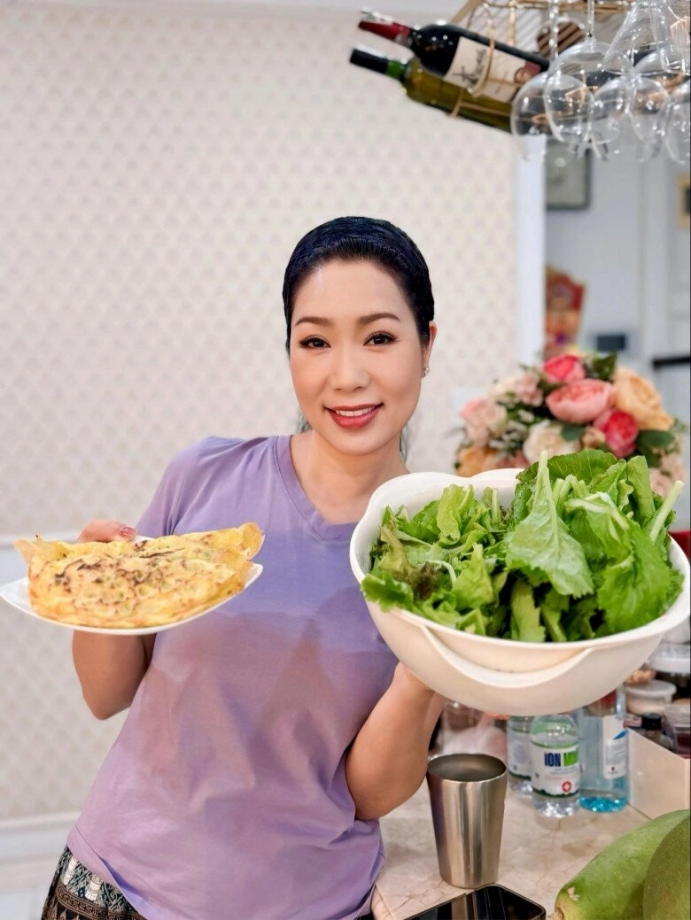 người đẹp không tuổi trịnh kim chi làm món hấp dẫn hao cơm vừa nấu vừa xuýt xoa vì quá thơm - 11