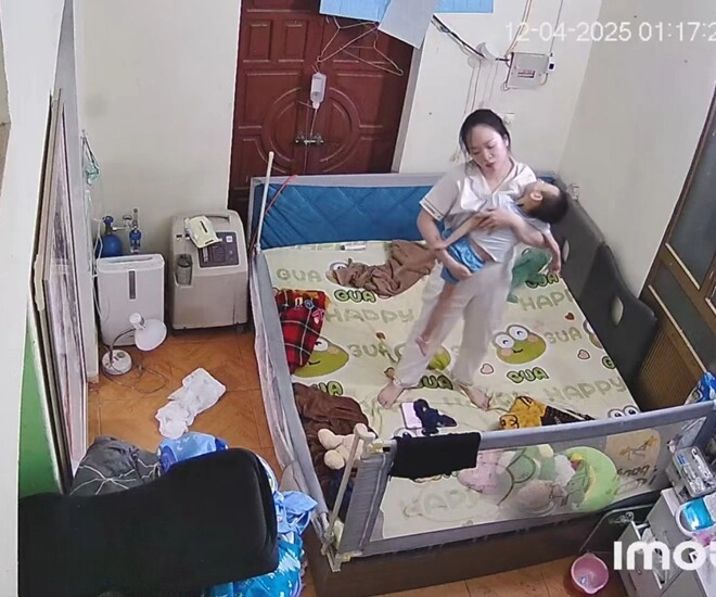 Người mẹ đang bế con trên giường thì đột ngột ngất xỉu sau nhiều đêm thức trắng hoàn cảnh phía sau quá éo le - 1