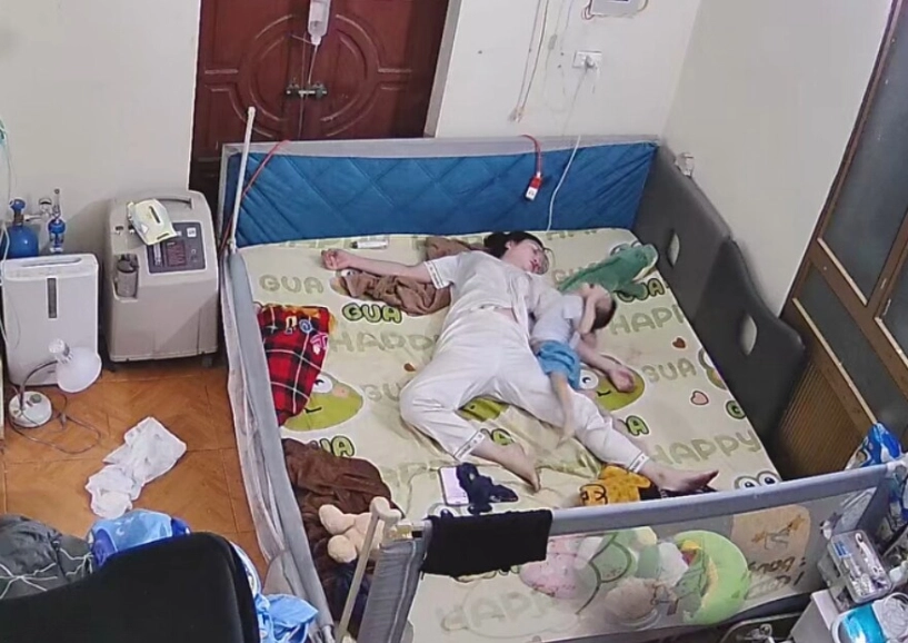 Người mẹ đang bế con trên giường thì đột ngột ngất xỉu sau nhiều đêm thức trắng hoàn cảnh phía sau quá éo le - 4