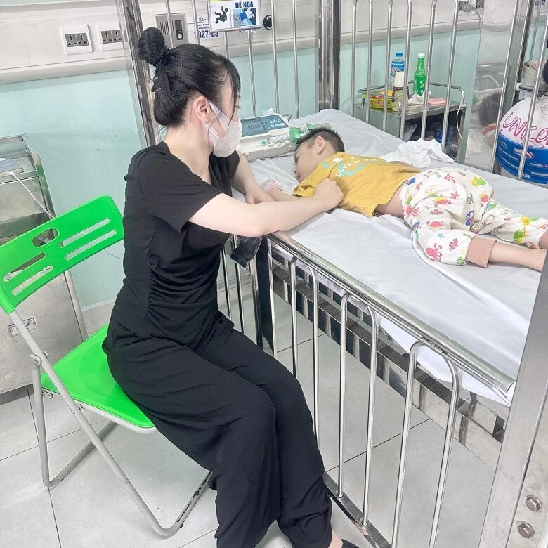 Người mẹ đang bế con trên giường thì đột ngột ngất xỉu sau nhiều đêm thức trắng hoàn cảnh phía sau quá éo le - 7