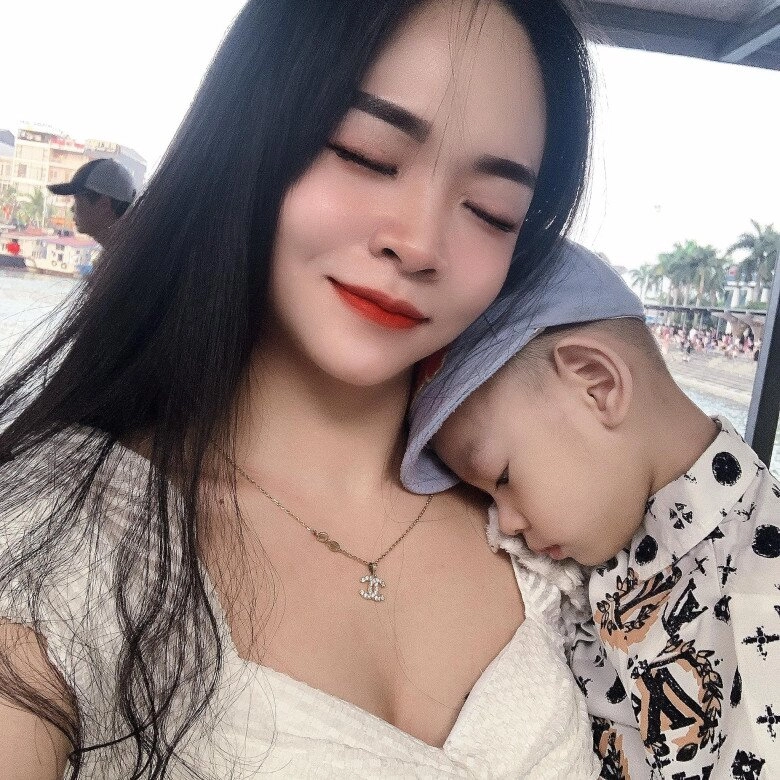 Người mẹ đang bế con trên giường thì đột ngột ngất xỉu sau nhiều đêm thức trắng hoàn cảnh phía sau quá éo le - 8