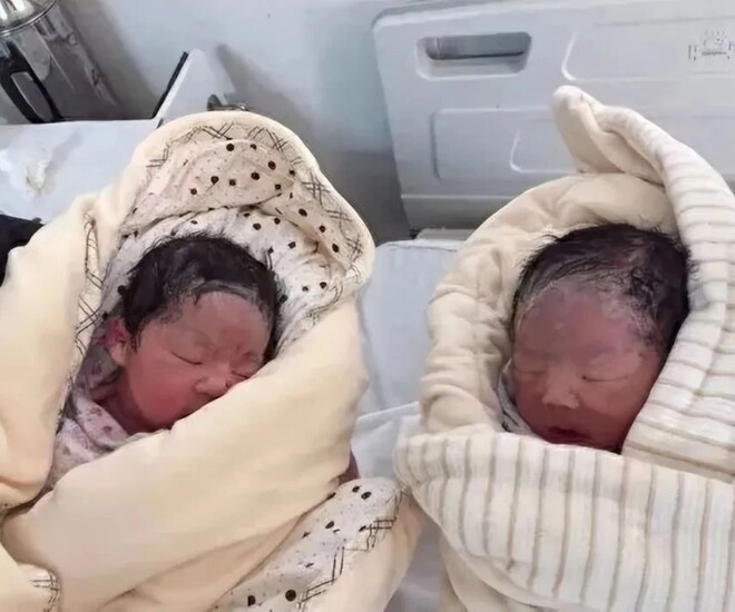 Người mẹ sinh thành công một trai một gái gia đình đang vui mừng thì bác sĩ bất ngờ nói không phải là cặp song sinh - 1