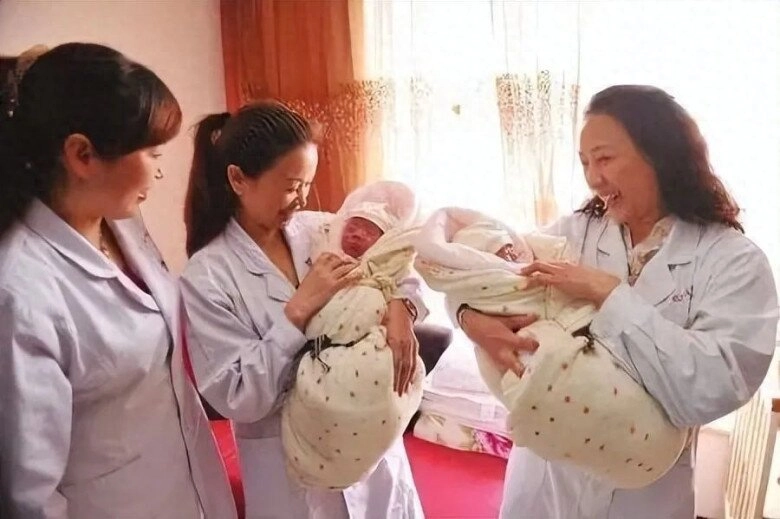 Người mẹ sinh thành công một trai một gái gia đình đang vui mừng thì bác sĩ bất ngờ nói không phải là cặp song sinh - 2