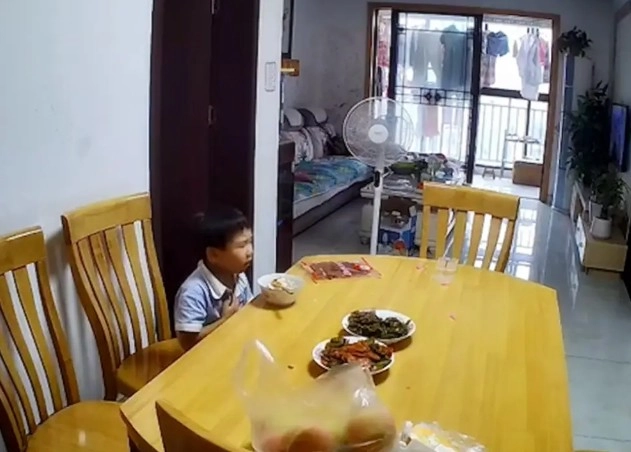 Nhà có 2 bố con đứa trẻ bị hóc thoát chết thần kì nhờ người thứ 3 không có mặt ở đó - 1