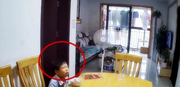 Nhà có 2 bố con đứa trẻ bị hóc thoát chết thần kì nhờ người thứ 3 không có mặt ở đó - 2
