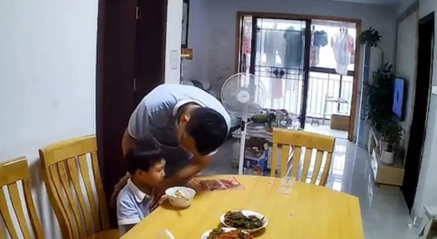 Nhà có 2 bố con đứa trẻ bị hóc thoát chết thần kì nhờ người thứ 3 không có mặt ở đó - 3