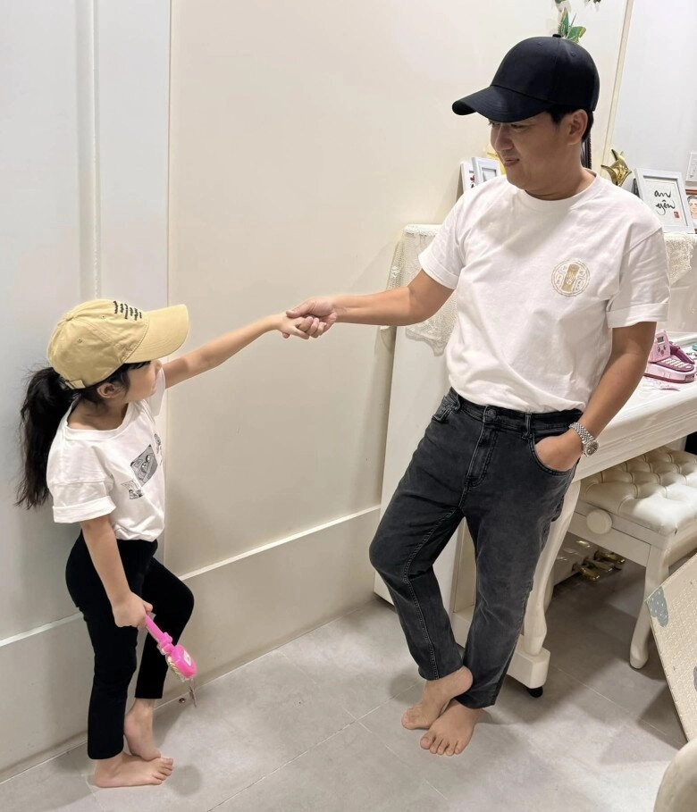 Nhã phương vắng nhà trường giang một mình chăm ái nữ bố và con gái diện đồ đôi trông cực đáng yêu - 1