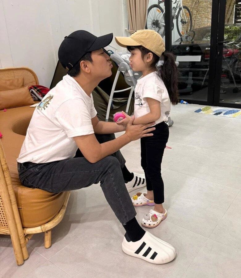 Nhã phương vắng nhà trường giang một mình chăm ái nữ bố và con gái diện đồ đôi trông cực đáng yêu - 2