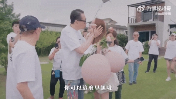 Nhiều nghệ sĩ nam bị chỉ trích nặng nề vì hôn môi con gái - 1