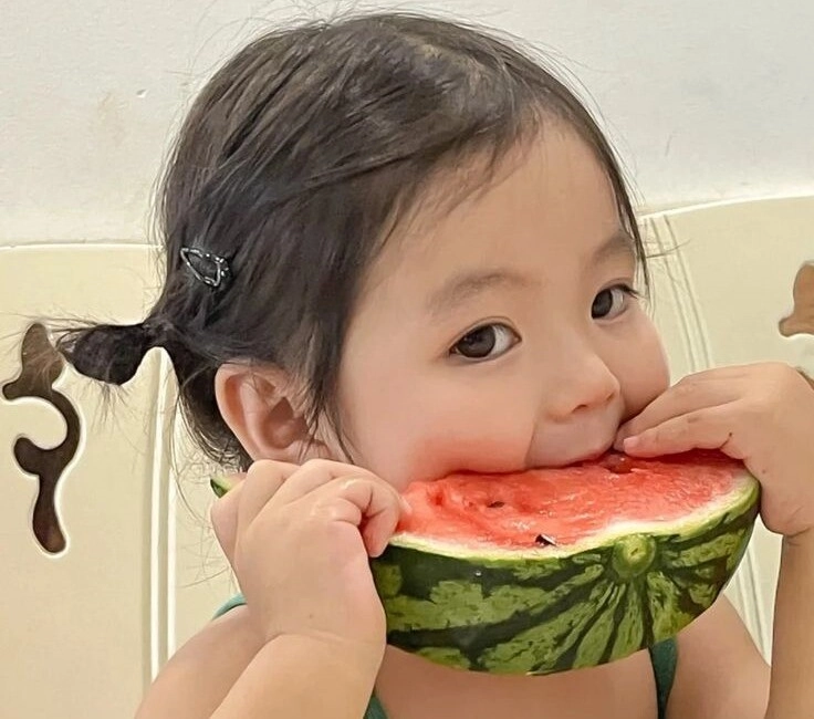 Những khoảnh khắc đáng yêu và siêu hài của các búp măng non khi ăn trái cây - 2