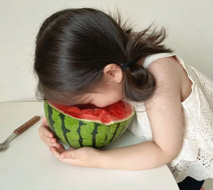Những khoảnh khắc đáng yêu và siêu hài của các búp măng non khi ăn trái cây - 3