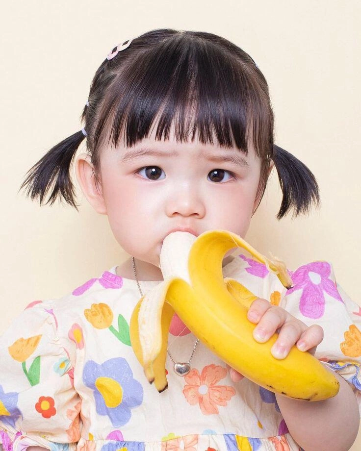 Những khoảnh khắc đáng yêu và siêu hài của các búp măng non khi ăn trái cây - 5