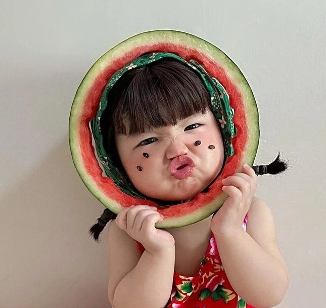 Những khoảnh khắc đáng yêu và siêu hài của các búp măng non khi ăn trái cây - 6