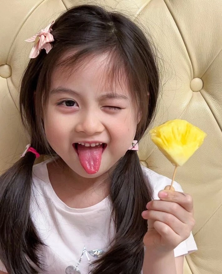 Những khoảnh khắc đáng yêu và siêu hài của các búp măng non khi ăn trái cây - 7