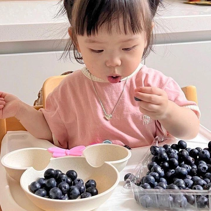 Những khoảnh khắc đáng yêu và siêu hài của các búp măng non khi ăn trái cây - 8