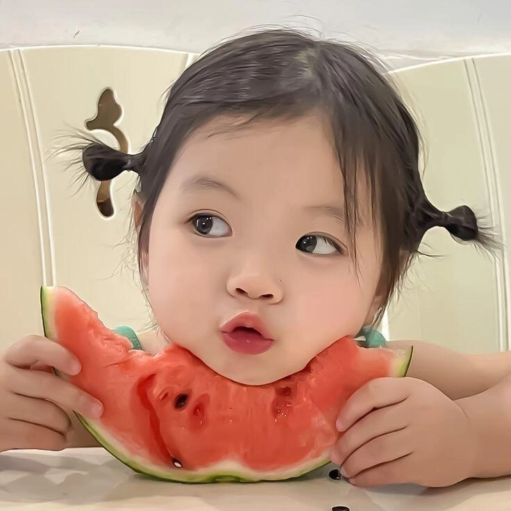 Những khoảnh khắc đáng yêu và siêu hài của các búp măng non khi ăn trái cây - 9