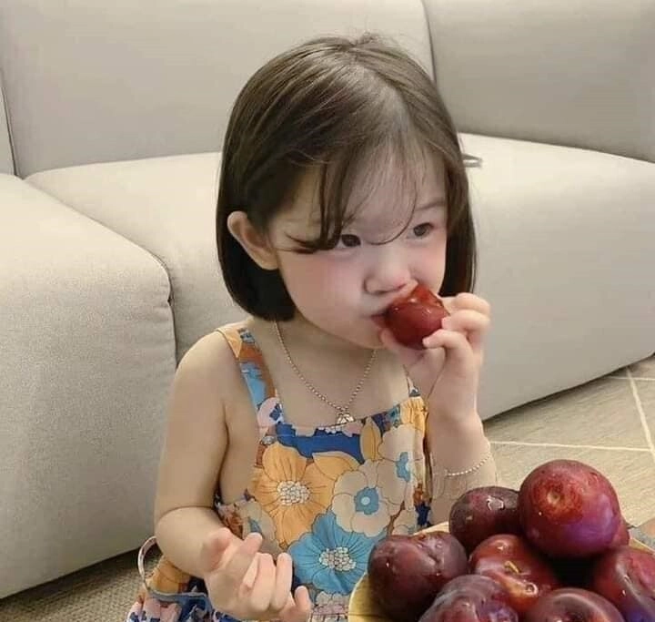 Những khoảnh khắc đáng yêu và siêu hài của các búp măng non khi ăn trái cây - 10