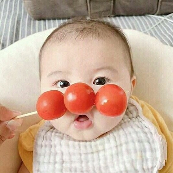 Những khoảnh khắc đáng yêu và siêu hài của các búp măng non khi ăn trái cây - 11