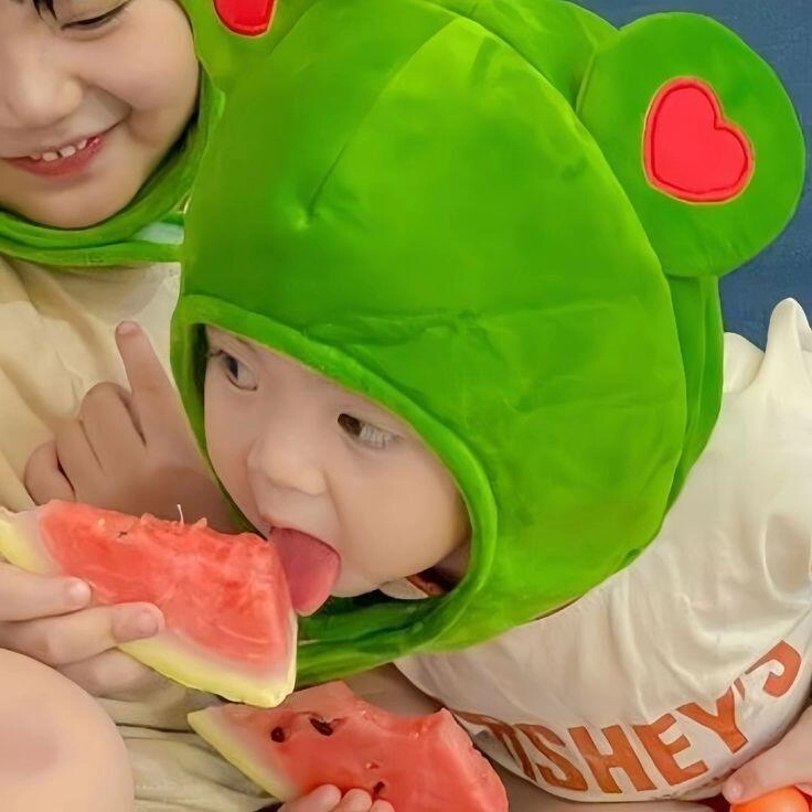 Những khoảnh khắc đáng yêu và siêu hài của các búp măng non khi ăn trái cây - 12