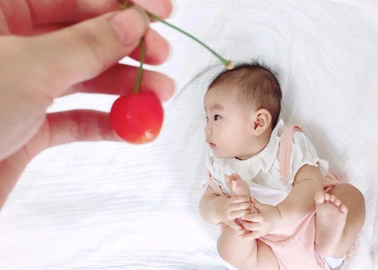 Những khoảnh khắc đáng yêu và siêu hài của các búp măng non khi ăn trái cây - 13