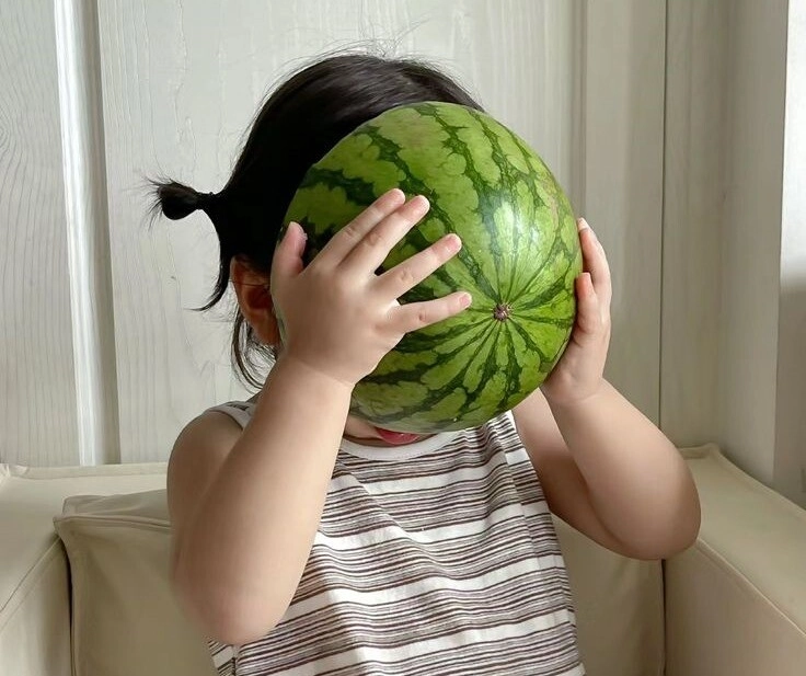 Những khoảnh khắc đáng yêu và siêu hài của các búp măng non khi ăn trái cây - 14