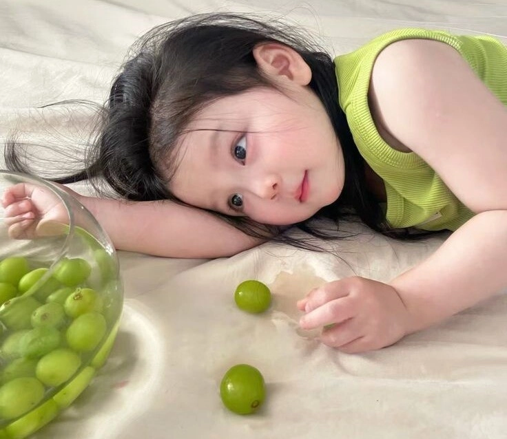 Những khoảnh khắc đáng yêu và siêu hài của các búp măng non khi ăn trái cây - 17