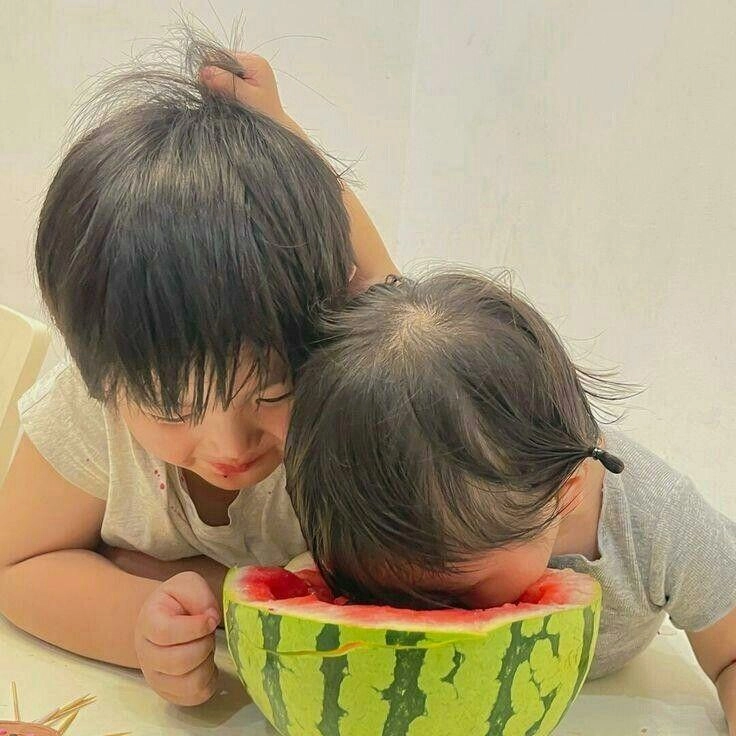 Những khoảnh khắc đáng yêu và siêu hài của các búp măng non khi ăn trái cây - 19