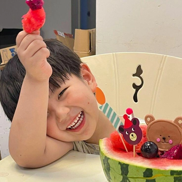 Những khoảnh khắc đáng yêu và siêu hài của các búp măng non khi ăn trái cây - 20