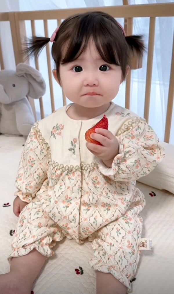 Những khoảnh khắc đáng yêu và siêu hài của các búp măng non khi ăn trái cây - 23