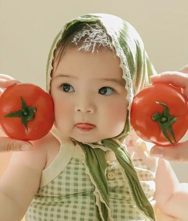 Những khoảnh khắc đáng yêu và siêu hài của các búp măng non khi ăn trái cây - 25