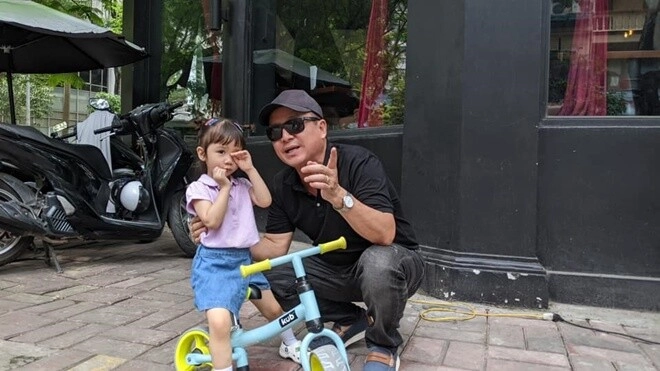 Nsưt chí trung u64 khéo chọn người yêu á hậu kém 18 tuổi mê mẩn cháu nội của bạn trai ngắm không rời mắt - 3