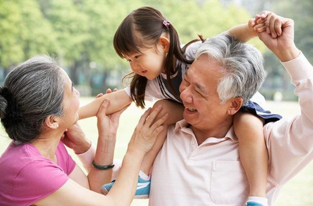 Nsưt chí trung u64 khéo chọn người yêu á hậu kém 18 tuổi mê mẩn cháu nội của bạn trai ngắm không rời mắt - 9