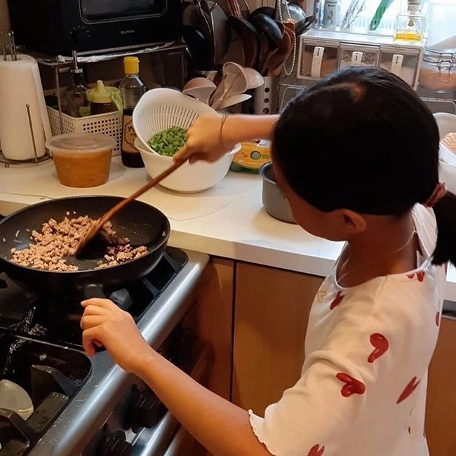 Nữ diễn viên từng bị chỉ trích vì lấy chồng khuyết tật làm mẹ nuôi 3 con gái trong biệt thự 1000 tỷ ai cũng nể - 6